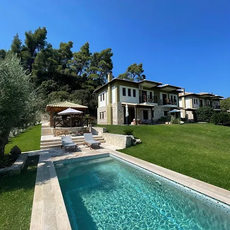 Paralia Homes Cheerful 2 Bedroom With Pool, Unit #1 *