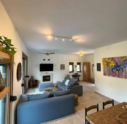 Paralia Homes Cheerful 2 Bedroom With Pool, Unit #1 Vila