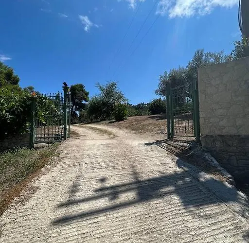Paralia Homes Cheerful 2 Bedroom With Pool, Unit #1