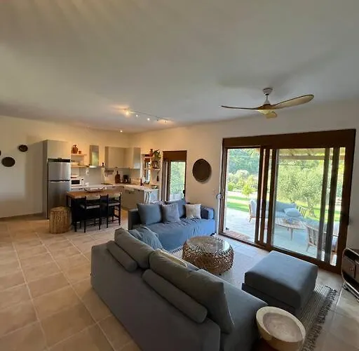 Vila Paralia Homes Cheerful 2 Bedroom With Pool, Unit #1 Kriopigi