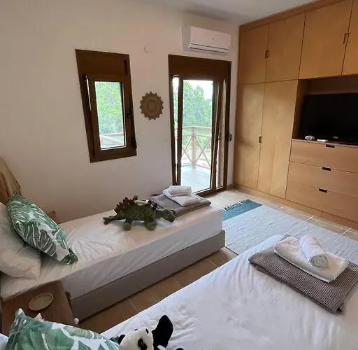 Paralia Homes Cheerful 2 Bedroom With Pool, Unit #1 Vila *