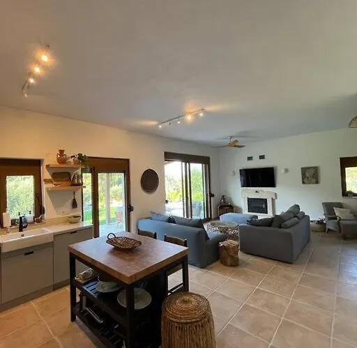 Vila Paralia Homes Cheerful 2 Bedroom With Pool, Unit #1 *