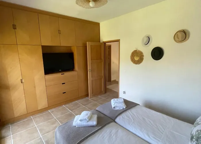 Paralia Homes Cheerful 2 Bedroom With Pool, Unit #1 Vila *
