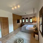 Paralia Homes Cheerful 2 Bedroom With Pool, Unit #1