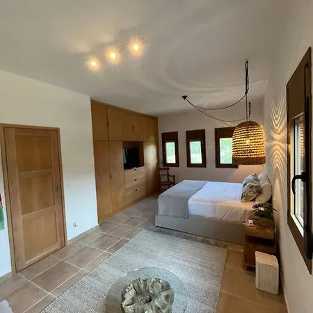 Paralia Homes Cheerful 2 Bedroom With Pool, Unit #1