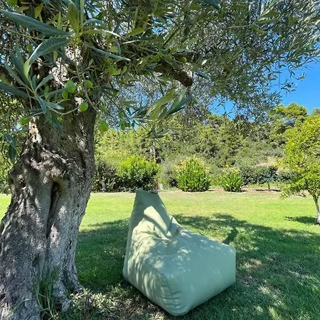 Paralia Homes Cheerful 2 Bedroom With Pool, Unit #1 فيلة كريوبيجي