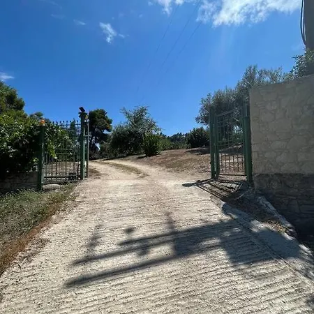 Paralia Homes Cheerful 2 Bedroom With Pool, Unit #1