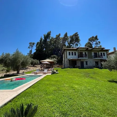 Paralia Homes Cheerful 2 Bedroom With Pool, Unit #1 فيلة