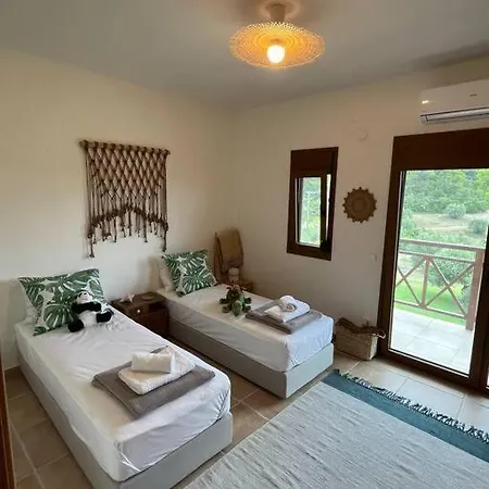 Paralia Homes Cheerful 2 Bedroom With Pool, Unit #1