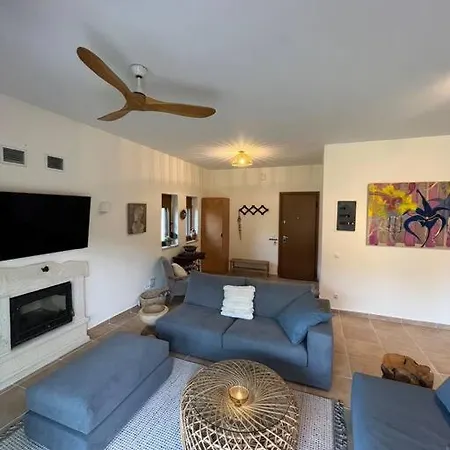 فيلة Paralia Homes Cheerful 2 Bedroom With Pool, Unit #1 كريوبيجي