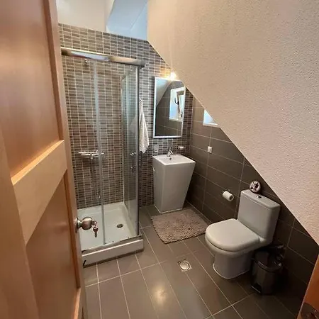 Paralia Homes Cheerful 2 Bedroom With Pool, Unit #1 فيلة كريوبيجي