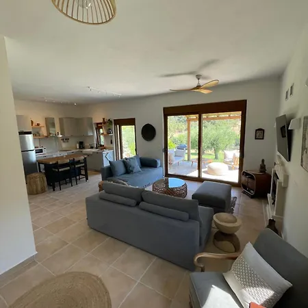 Paralia Homes Cheerful 2 Bedroom With Pool, Unit #1