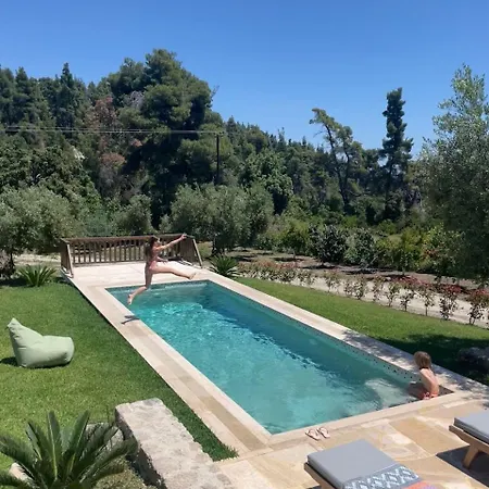 Villa Paralia Homes Cheerful 2 Bedroom With Pool, Unit #1 *